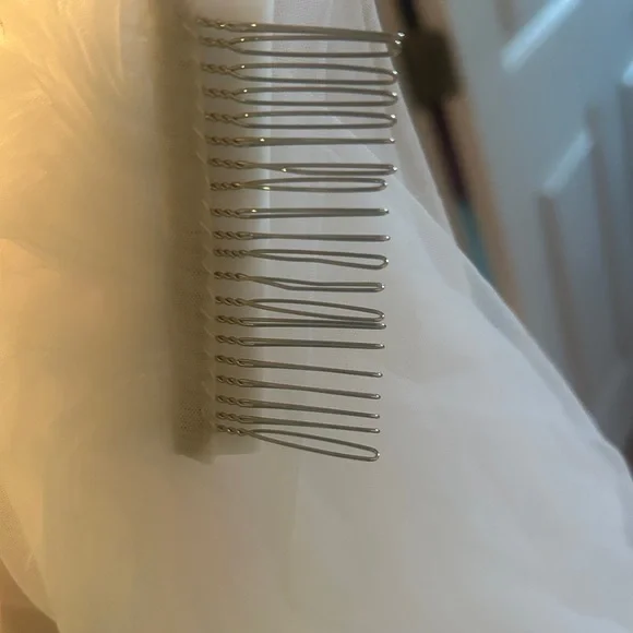 Elegant White Lace Wedding Veil - Picture 2 of 4